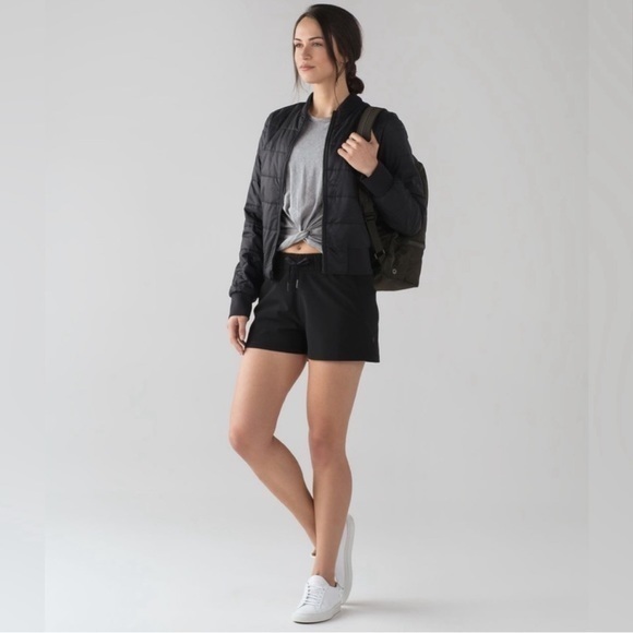 Lululemon On the Fly 2.5” Shorts‎ black 6 - Picture 1 of 6